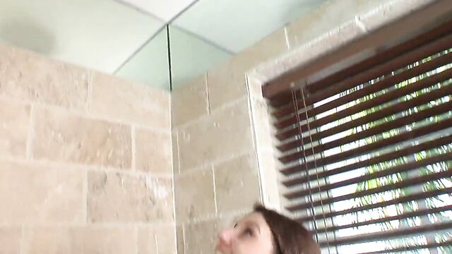 Freundin macht mich im Badezimmer mit ihrem Sexy body geil