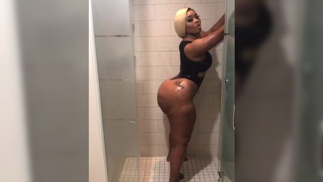 ThickyMinaj in the Shower