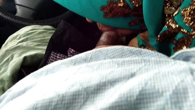 Desi indian aunty ne blowjob diya stranger ko car me on highway