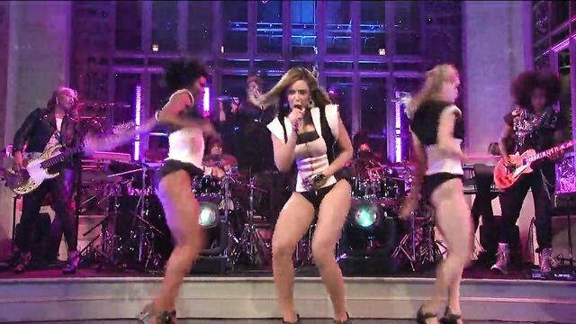Beyonce - Single Ladies (Put a Ring on it) SNL Live 2008