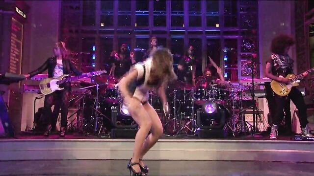 Beyonce - Single Ladies (Put a Ring on it) SNL Live 2008