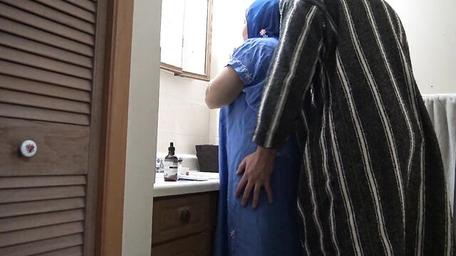 Moroccan Arab Wife Gets Cumshot In Pussy Before Work