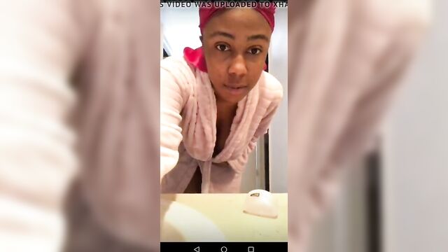 Black girl show boobs on periscope