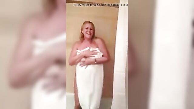 American Married Woman Nude in Bathroom. Very Hot Video