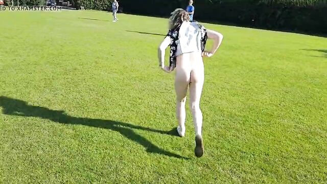 Flashing Pussy Doing Cartwheels In The Park