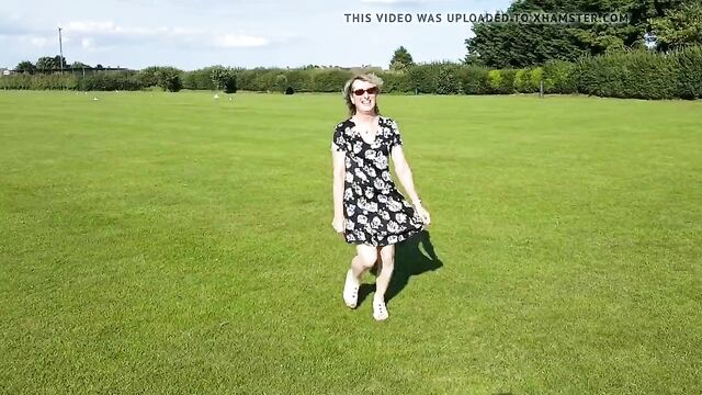 Flashing Pussy Doing Cartwheels In The Park