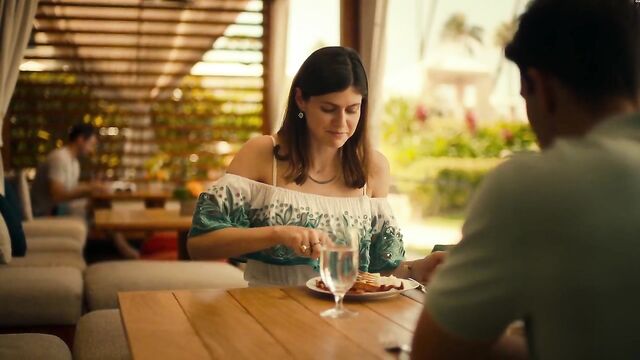 Alexandra Anna Daddario - ''The White Lotus'' s1e03