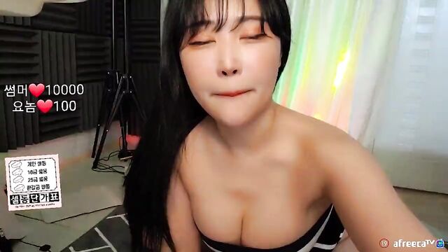 Korean girl with a big ass gives blowjob