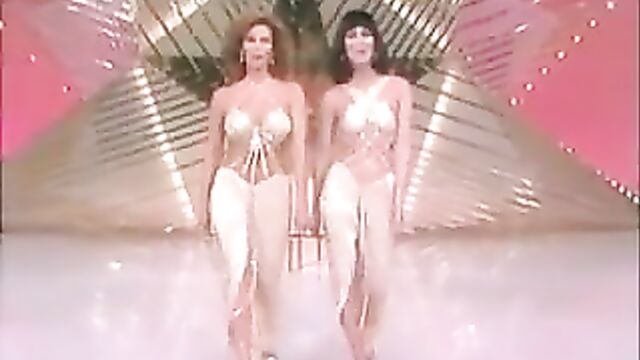 Cher & Raquel Welch - I'm a Woman