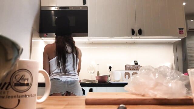 Camera , no panties amateur brunette in kitchen