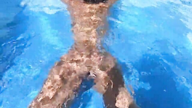 Eve T0jo totally naked in the pool