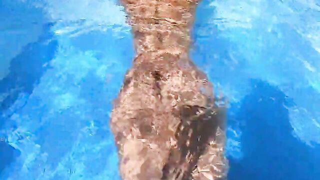 Eve T0jo totally naked in the pool