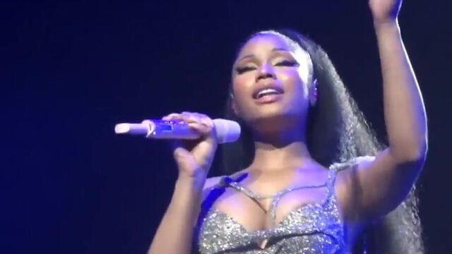 Nicki Minaj - Rogers Arena, Vancouver 2015. (Nipple Slip)