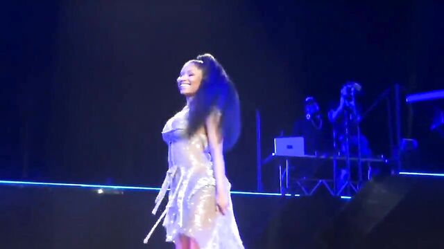 Nicki Minaj - Rogers Arena, Vancouver 2015. (Nipple Slip)