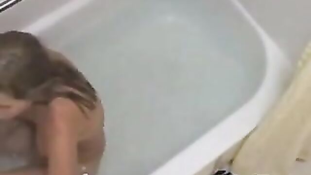 hot girl caught in the bathtub masturbating