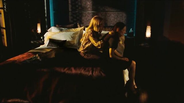 Julianne Moore, Amanda Seyfried - Chloe (2009)