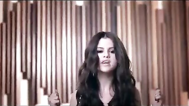 Selena Gomez - Round & Round