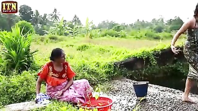 Srilankan Actress nayomi thakshila hot bath