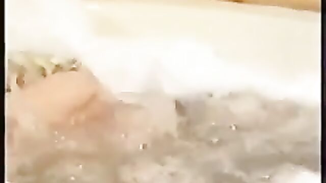 Pamela Stephenson - Bathtime