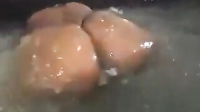 Hot tub ass shaking beautiful black ass