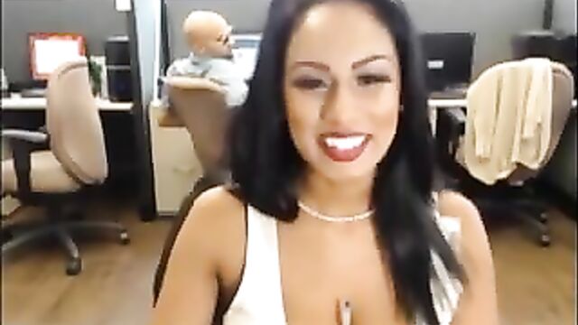 Sexi Desi Bitch on Skype 4