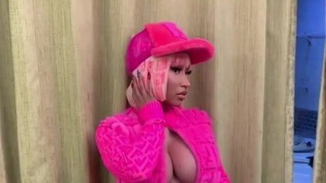 Nicki Minaj epic cleavage
