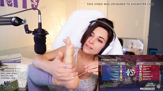 Twitch thot shows feet