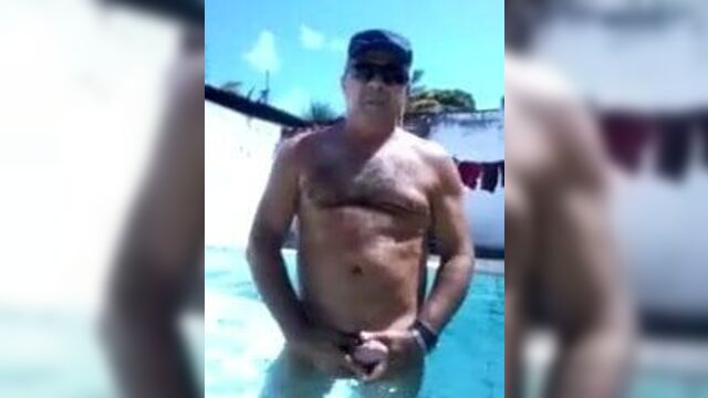 Coroa pelado na piscina