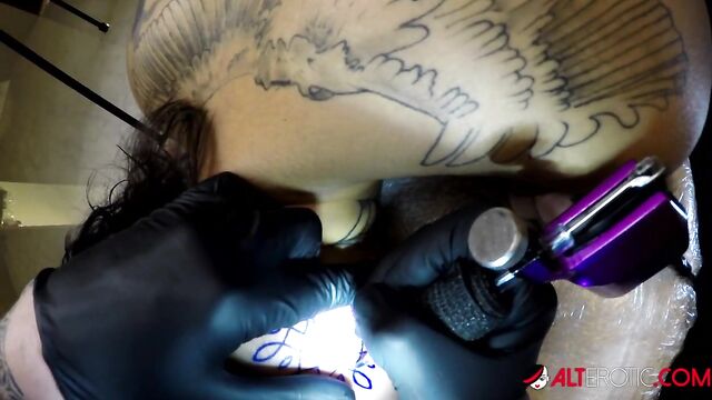 Genevieve Sinn fucked while getting her face tattooed