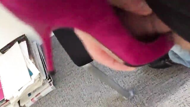 quick cum in her pink Jimmy choo heels