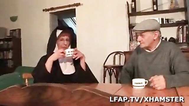 La Bonne Soeur prend dans le cul en sucant Papy