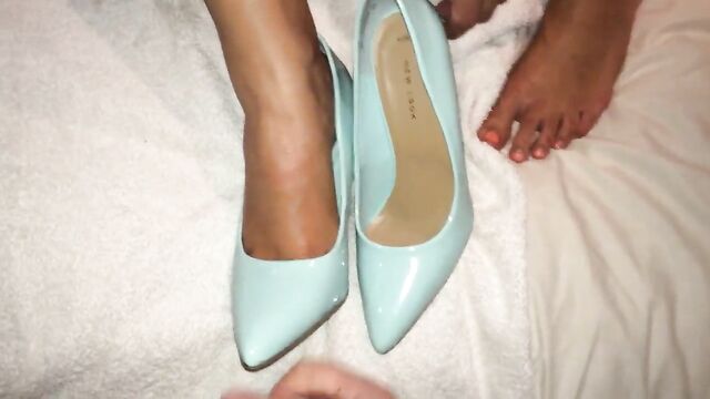 Shoejob and cum in her pointy blue heels