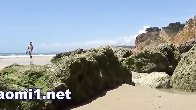 nue sur une plage publique