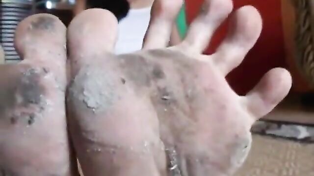 dirty soles scrunching & spreading