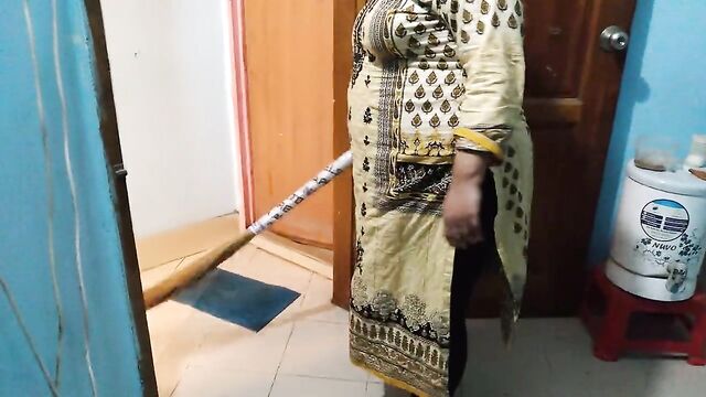 Neighbor fucks Tamil hot aunty while sweeping the house - Indian Sex