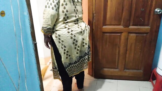 Neighbor fucks Tamil hot aunty while sweeping the house - Indian Sex