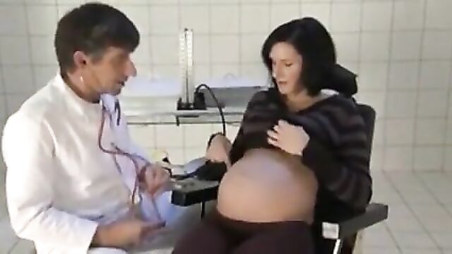 preg women and her gynaecologist