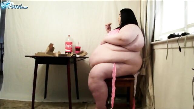 Pizza time for the SSBBW Pig