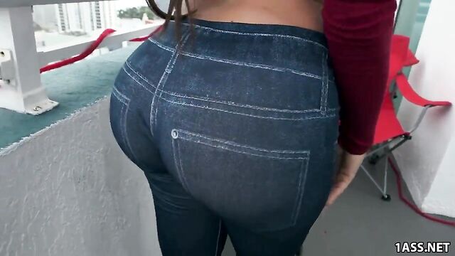 Amazing round ass Julianna Vega