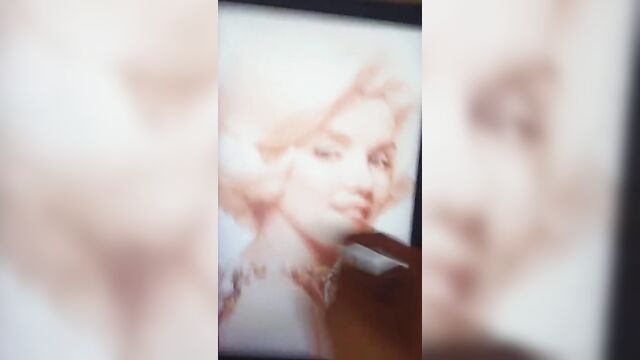 Marilyn Monroe cum on tribute