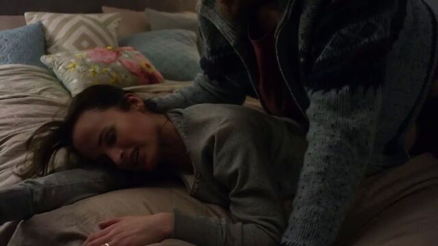 Elizabeth Reaser - Easy S01E01