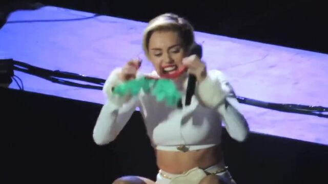 Miley Cyrus - Hot 99.5 Jingle Ball 2013