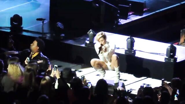 Miley Cyrus - Hot 99.5 Jingle Ball 2013