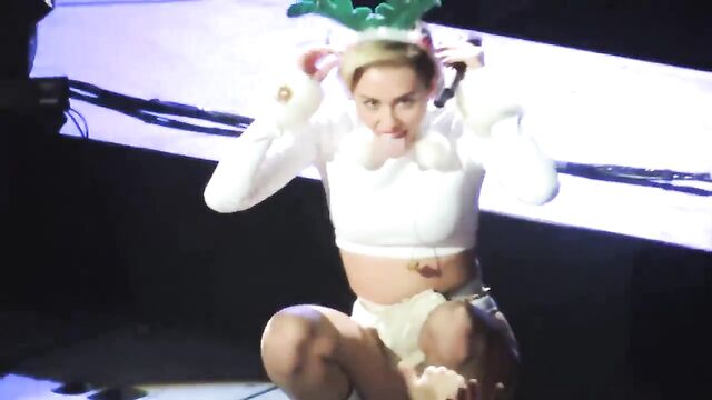 Miley Cyrus - Hot 99.5 Jingle Ball 2013