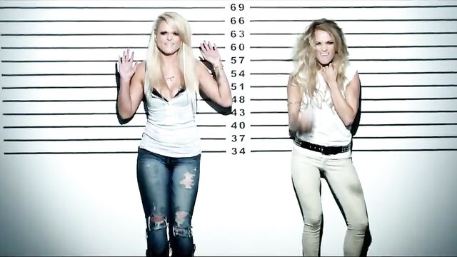 Miranda Lambert ft. Carrie Underwood singing Somethin' bad