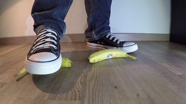 Converse food crush banana