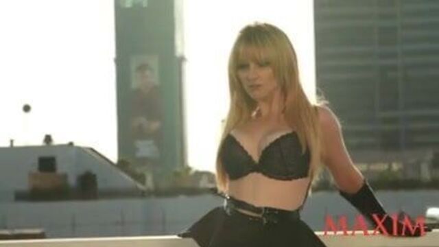 Melissa Rauch's Maxim photo shooting - behind the scenes