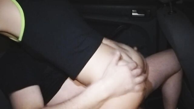 Passionate amateur sex on the car backseat ends with a huge cumshot