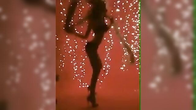 Doutzen Kroes dancing