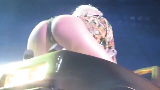 Miley Cyrus Bangerz Tour 2014 - ASS BOOTY slap